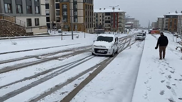 Elazığ'da kar alarmı: Rampa yollarda araçlar mahsur kaldı