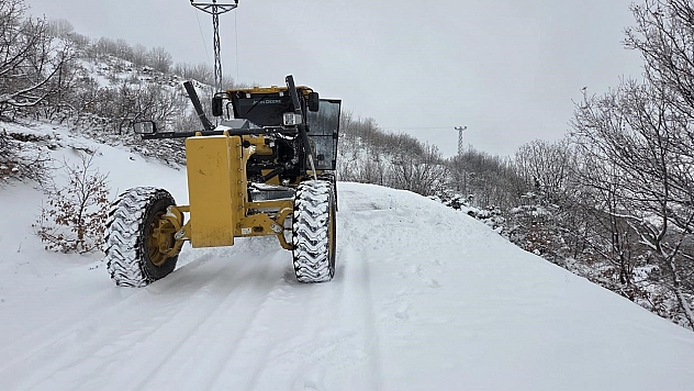 Elazığ'da kar çalışmaları sürüyor: 96 köy yolu açıldı