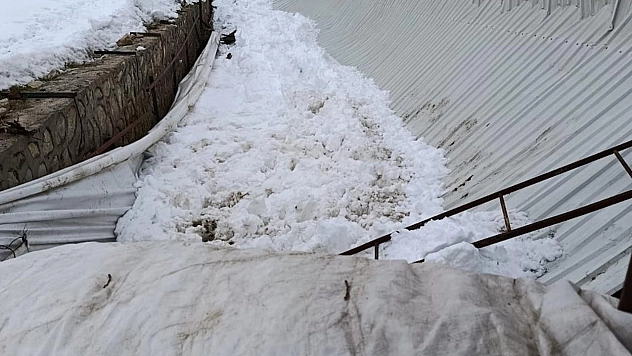 Elazığ'da kar faciası: Ahır çöktü