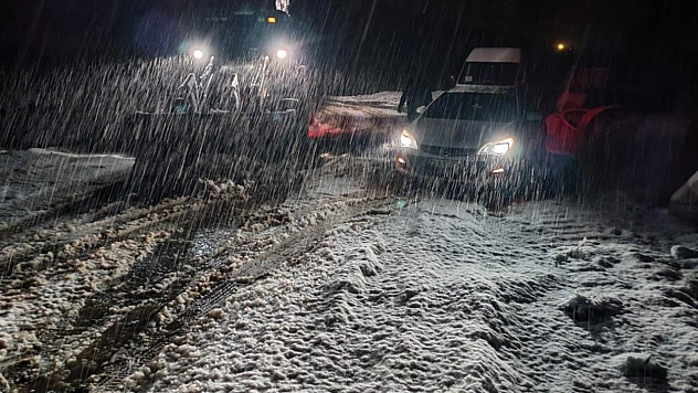 Elazığ'da Kar Nedeniyle Yolda Mahsur Kalanların Yardımına İl Özel İdaresi Yetişti