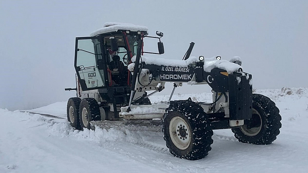 Elazığ'da kar ve tipi 111 köy yolunu ulaşıma kapattı