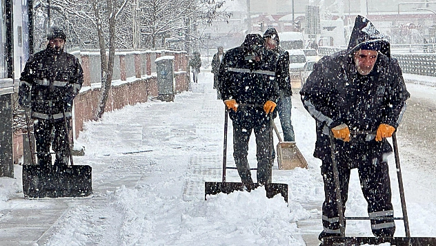 Elazığ'da kar yağışı etkili oldu, belediye ekipleri sahada