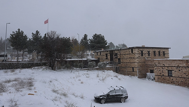 Elazığ'da kar yağışı sürüyor