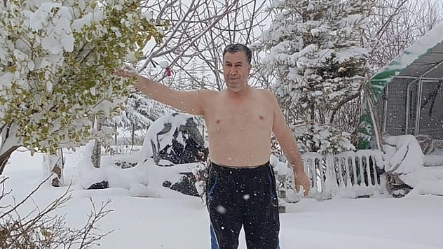 Elazığ'da kara rağmen çıplak kutlama