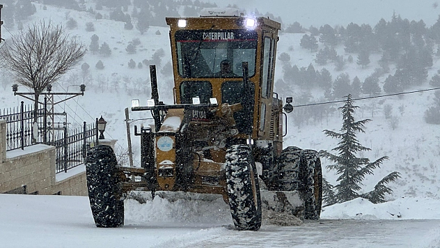 Elazığ'da karla mücadele çalışmaları yoğun bir şekilde sürüyor