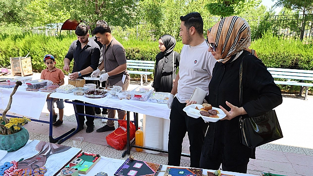 Elazığ'da Karnelerini aldılar, yardım için okulu terk etmediler