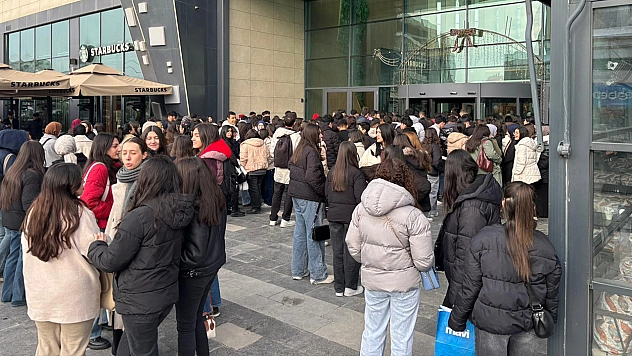 Elazığ'da Karnesini Alan Öğrenciler AVM'lere Akın Etti