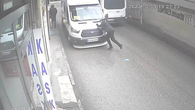 Elazığ'da Karşıya Geçmek İsteyen Öğrenciye Minibüs Çarptı!