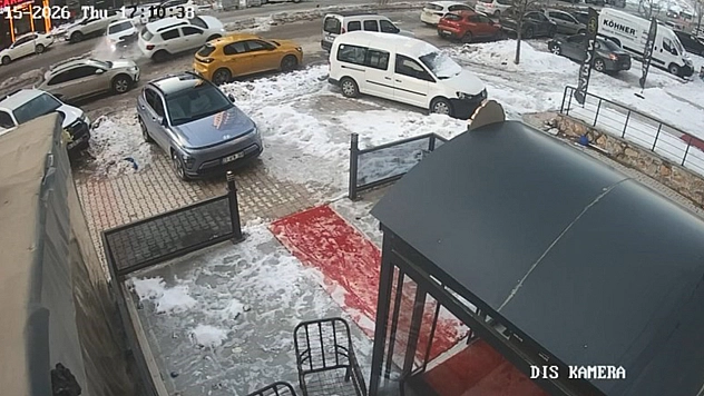 Elazığ'da kaza anı güvenlik kamerasına yansıdı