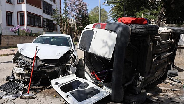 Elazığ'da Kazaya Karışan Hafif Ticari Araç Yan Yattı