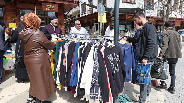 Elazığ'da kıyafetin 100 lira olduğunu duyan vatandaşlar buraya akın etti