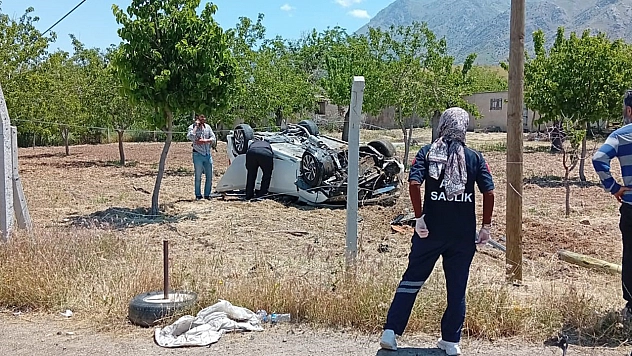Elazığ'da kontrolden çıkan otomobil takla attı
