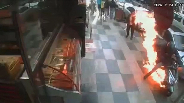 Elazığ'da korku dolu anlar: Kurye motoru yanarak küle döndü