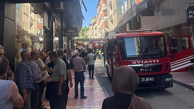 Elazığ'da korkutan bina yangını