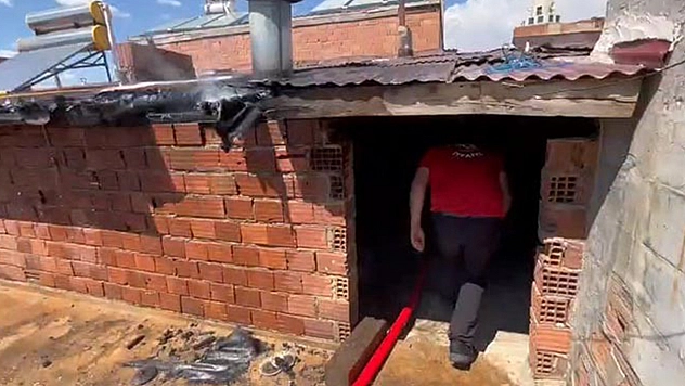 Elazığ'da korkutan çatı yangını