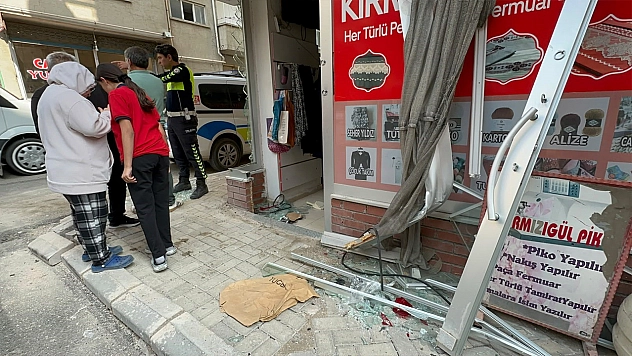 Elazığ'da korkutan kaza: Taksi terzi dükkanına girdi