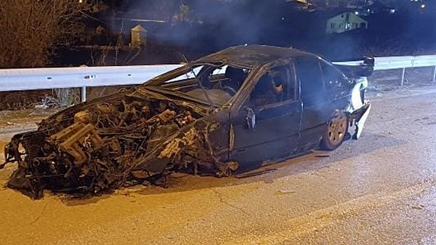 Elazığ'da korkutucu kaza: Otomobil direğe çarptı!