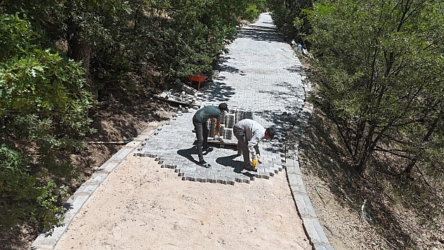 Elazığ'da köy yolları modern görünüme kavuşuyor