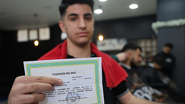 Elazığ'da kuaförden karne hediyesi