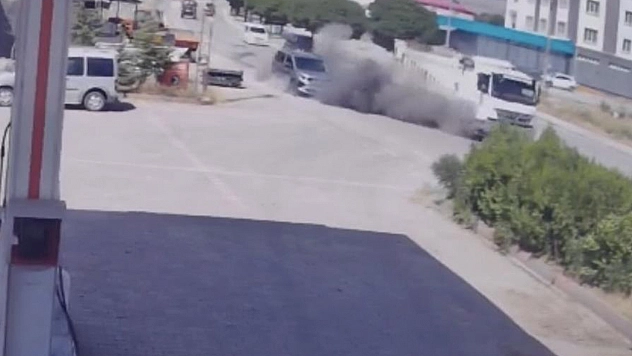 Elazığ'da lastiği patlayan kamyon tel örgülere çarptı