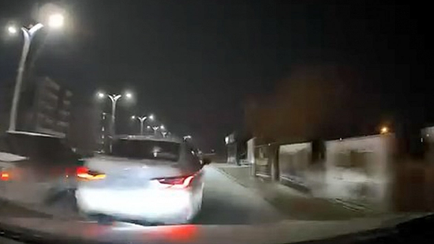 Elazığ'da Makas atıp araca çarptı, bir şey olmamış gibi olay yerinden kaçtı