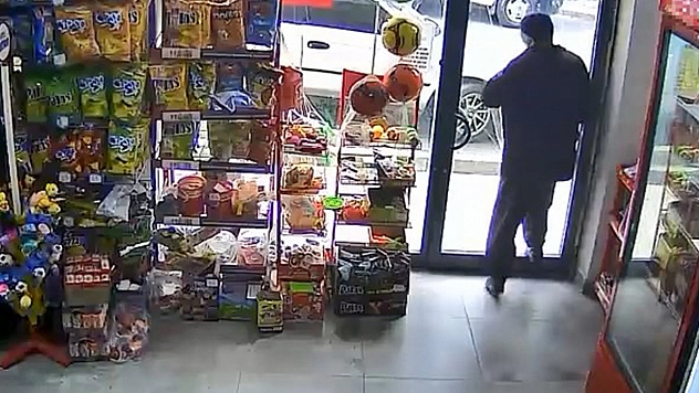 Elazığ'da market çıkışında ilginç anlar: Cam kapıyı fark etmeyen kişi kafasını çarptı