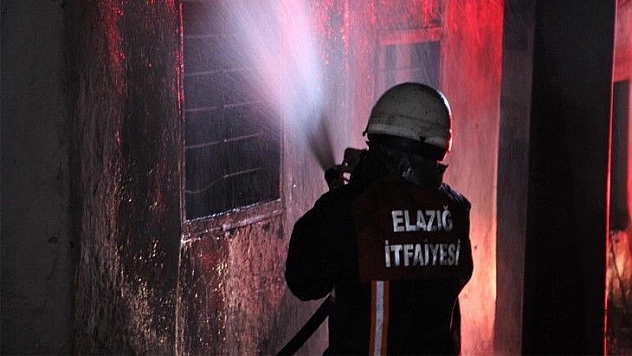 Elazığ'da metruk ev yangını