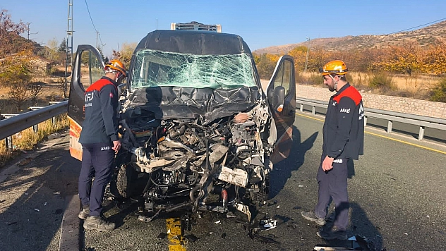 Elazığ'da minibüs ile kamyon çarpıştı!