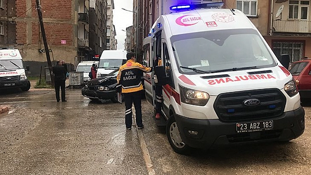 Elazığ'da minibüs ile otomobil çarpıştı: 3 yaralı