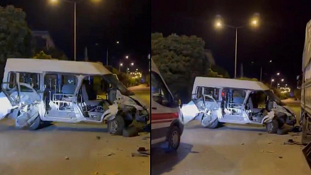 Elazığ'da Minibüs Kamyona Çarptı!