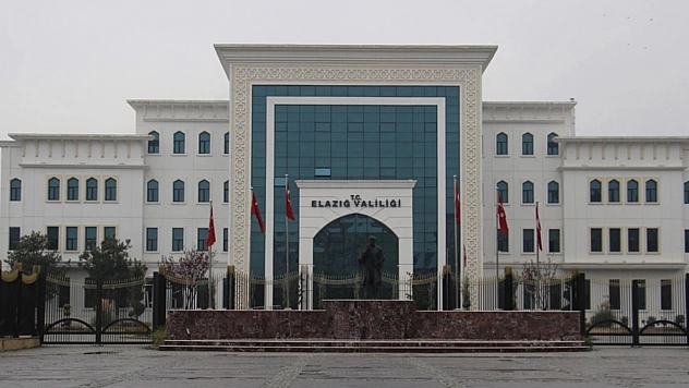 Elazığ'da motosiklet ve motorlu kuryelere kar engeli