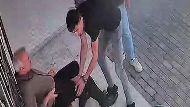 Elazığ'da muhtarlıkta silahlı saldırı kamerada: muhtar yaralandı