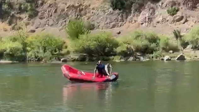 Elazığ'da nehre giren öğretmen hayatını kaybetti