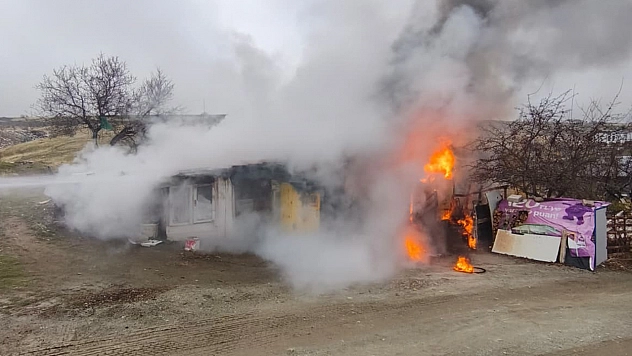 Elazığ'da odunluk deposunda çıkan yangın kısa sürede söndürüldü