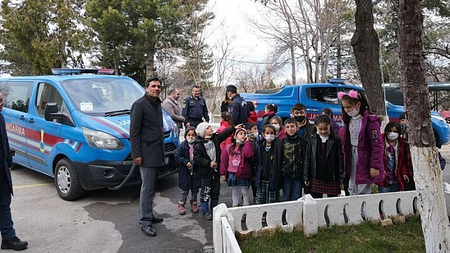 Elazığ'da Öğrenciler, Jandarma Ekiplerine Türk Bayrağı ve Kuran'ı Kerim Hediye Etti