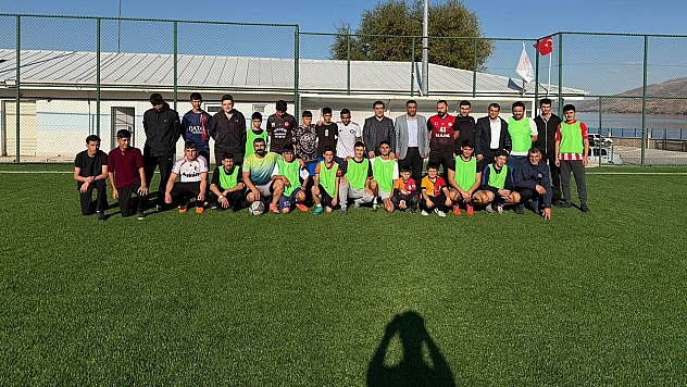 Elazığ'da Öğrenciler ve aileleri futbol maçı yaptı, ortaya renkli görüntüler çıktı