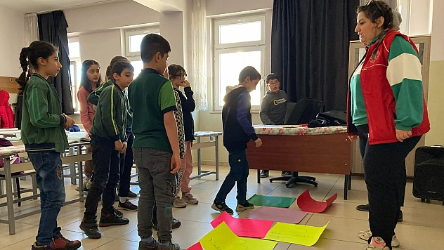 Elazığ'da Öğrencilere Sek Sek Oyunu İle Öfke Çözme Yöntemi Eğitimi Verildi
