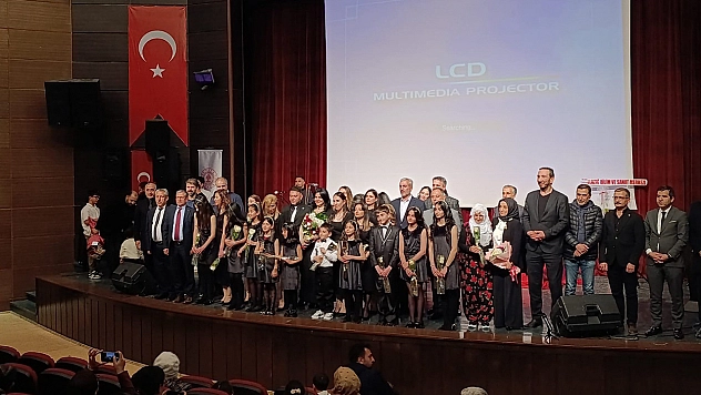 Elazığ'da öğretmen, veli ve öğrencilerden oluşan koro büyük beğeni topladı