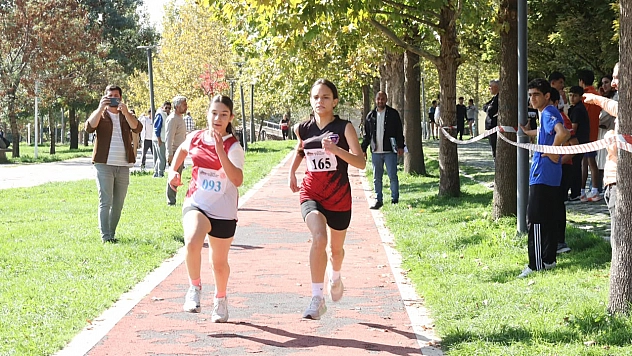 Elazığ'da okul sporları heyecanı: oryantiring, kros ve dart müsabakaları tamamlandı