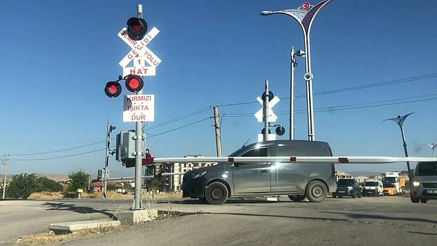 Elazığ'da ölümle burun buruna: Bariyerleri hiçe saydılar