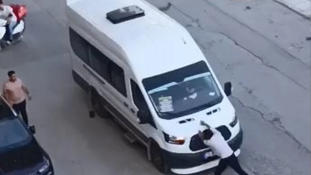 Elazığ'da Önünü kestiği yolcu minibüsünü yumrukladı