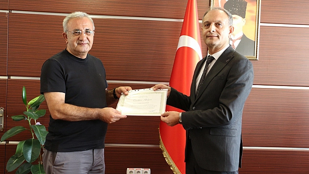 Elazığ'da örnek davranış sergileyen iki vatandaşa teşekkür belgesi