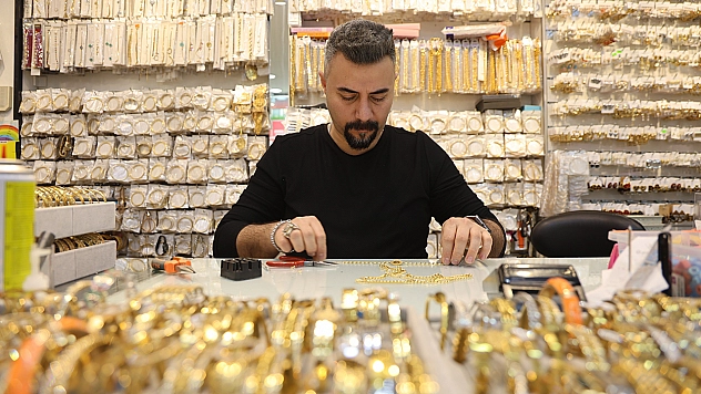 Elazığ'da örnek hareket: poşet dolusu Altını, sahiplerine teslim etti