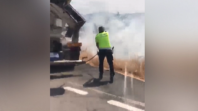 Elazığ'da otluk yangına trafik polisinden beton mikserli müdahale