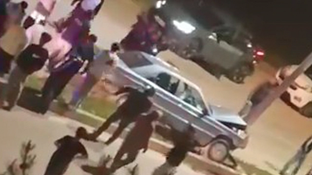 Elazığ'da otomobil aydınlatma direğine çarptı