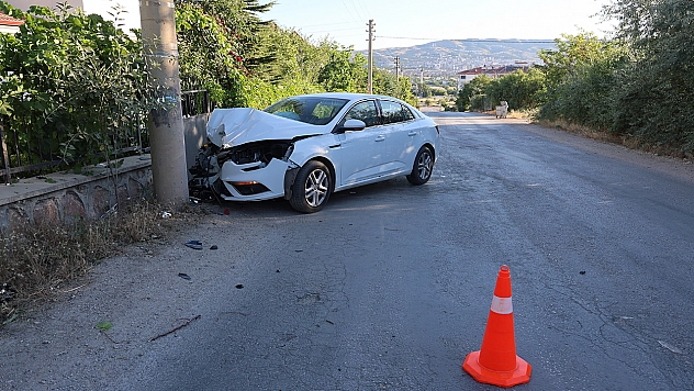 Elazığ'da Otomobil Beton Direğe Çarptı