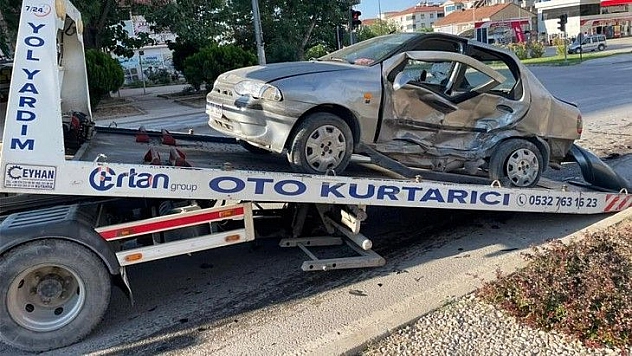 Elazığ'da otomobil ile hafif ticari araç çarpıştı: 3 yaralı