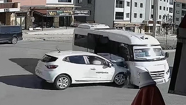 Elazığ'da Otomobil İle Minibüsün Çarpışma Anı Kameralara Yansıdı