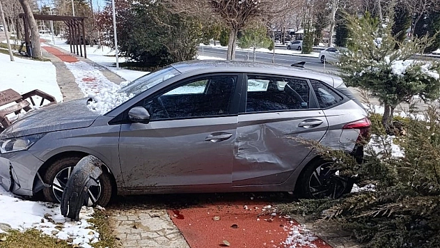 Elazığ'da otomobil kaldırıma çıktı: 1 yaralı