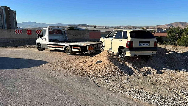 Elazığ'da otomobil kum birikintisine çarptı: 2 yaralı